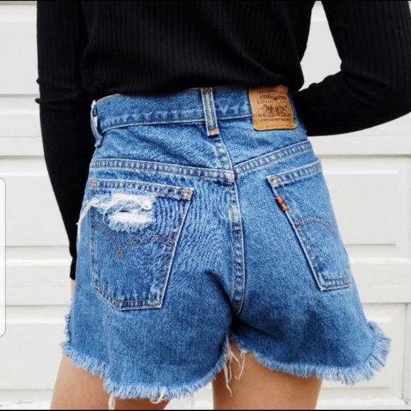 ❤️ Adorable LEVI High Waisted Shorts ❤️ - Picture 2 of 2